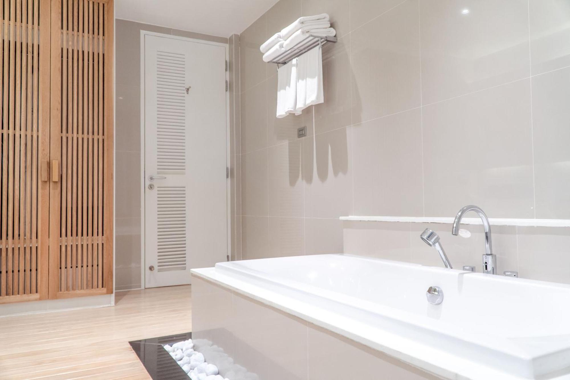 Club Wyndham Sea Pearl Phuket Hotel Patong Екстериор снимка